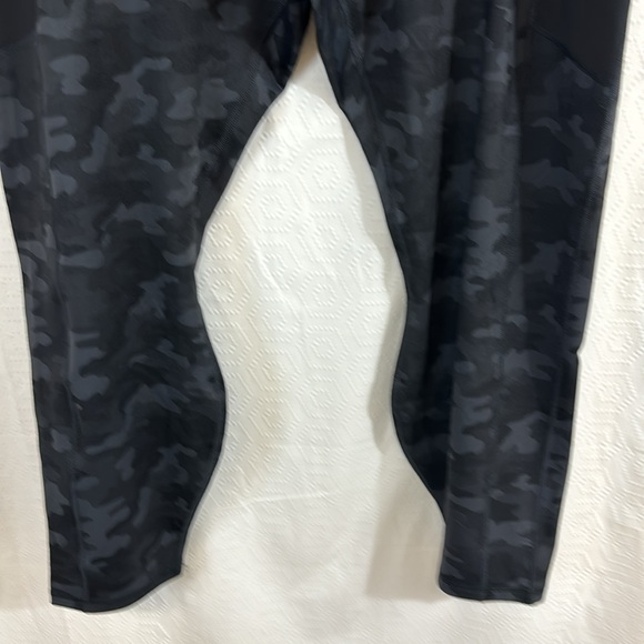 Fabletics on the go high-waisted pocket Capri Grey Camo - Picture 6 of 12